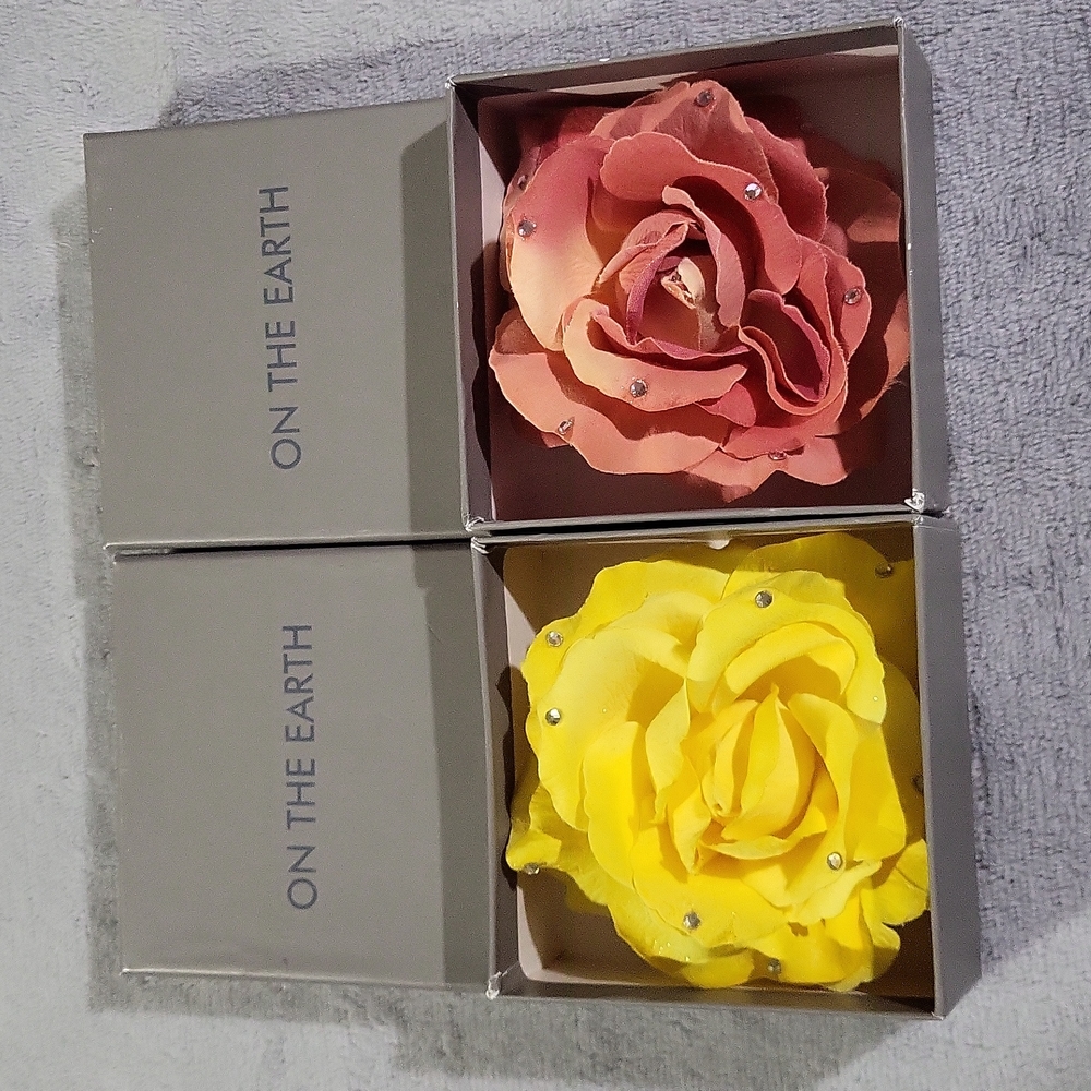 Flower Brooch or Pin 🌼 with Crystals - Picture 9 of 10